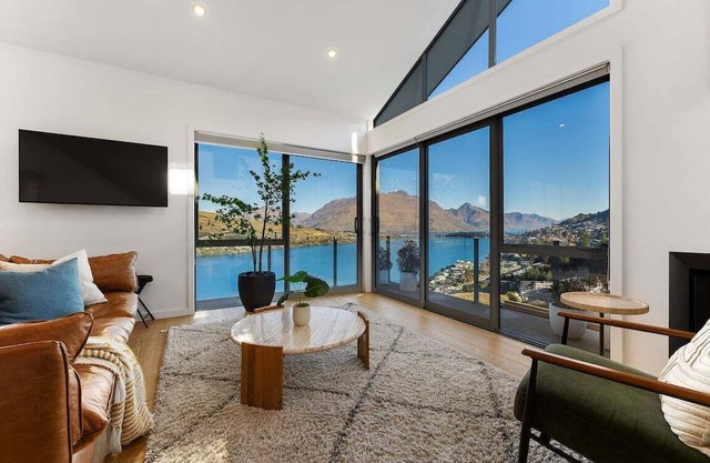Luxury Away - Aurora Vista- Hot Tub-Free Parking-BBQ