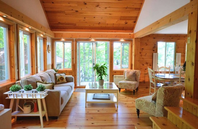 Lakeside Retreat with Hot Tub and Bunkie. Sleeps 10