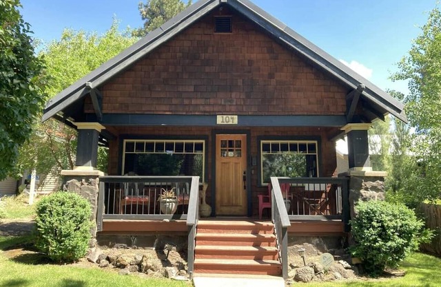 Charming Bungalow in Walkable Old Bend
