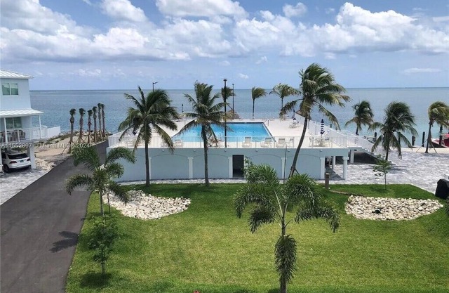 Modern, Oceanfront Views Apartment in Marathon with a pool and a marina