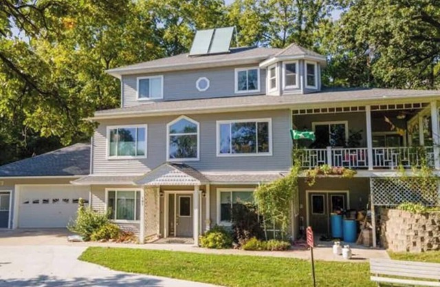 Cozy Riverview Retreat