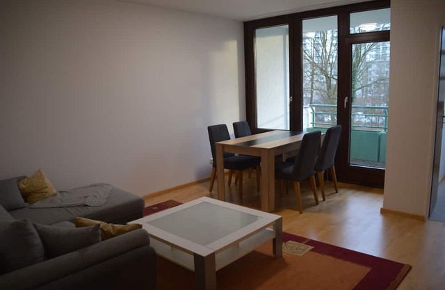 Sunny quiet apartment with balcony - good transport connections - nice and quiet flat
