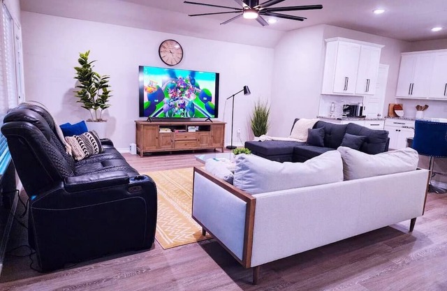 4-bedroom house in fantastic Oklahoma City with AC, fitness room, WiFi