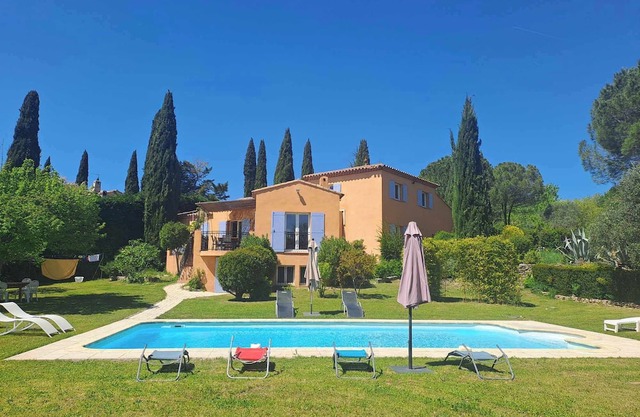 Magnificent villa with swimming pool for rent for 12 people