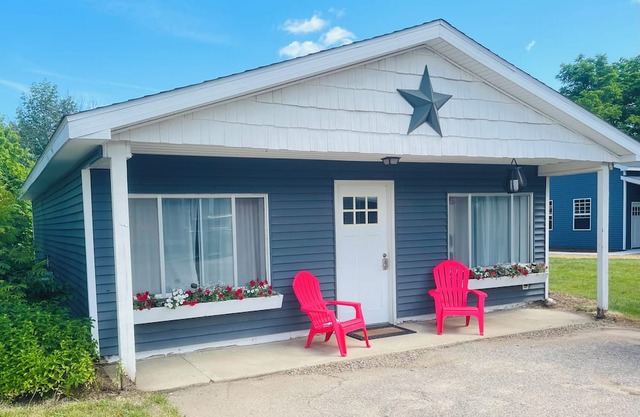 Charming 2-bedroom cottage with WiFi, AC in fabulous Elk Rapids
