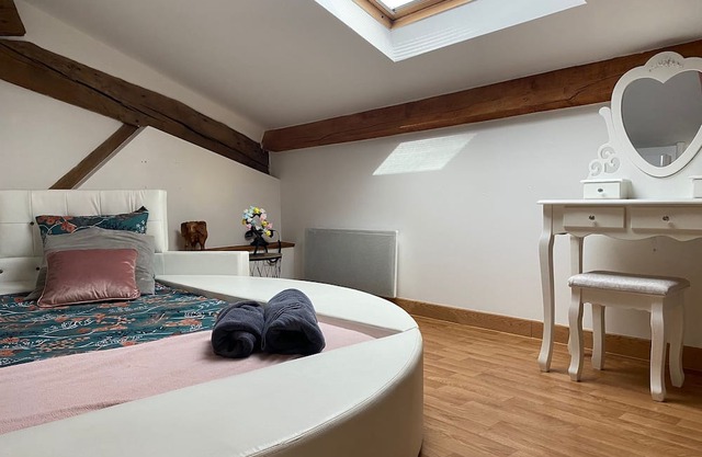 My Love Room with private whirlpool & romantic decor by BoookingFuté