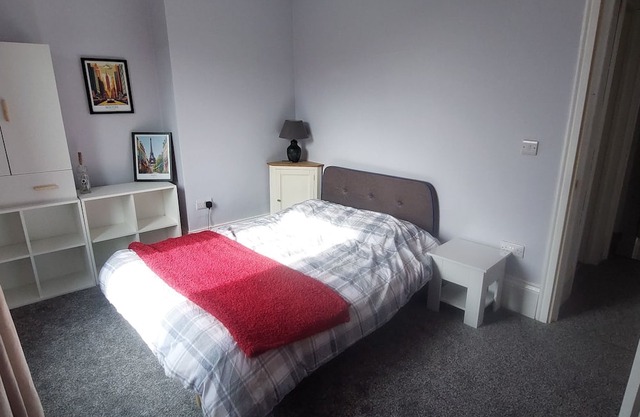 Charming 2-bedroom family/work friendly house near Barnsley