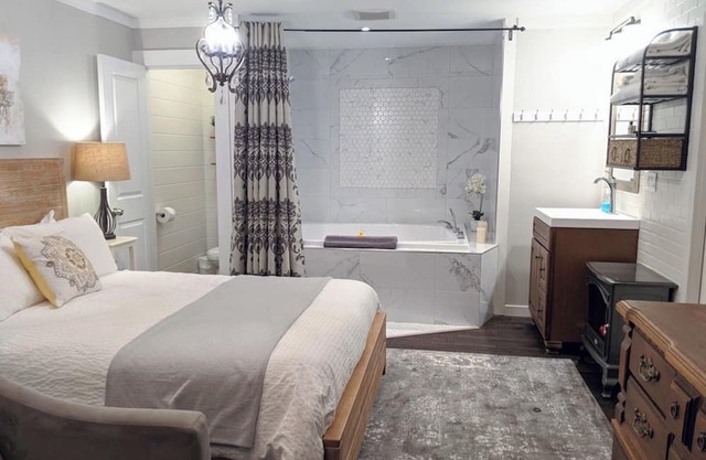 1-room suite | queen bed | accommodates 2 guests