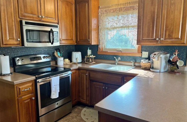 Hygge cozy 3-bedroom condo with WiFi, AC in peaceful De Pere & safe cul de sac.