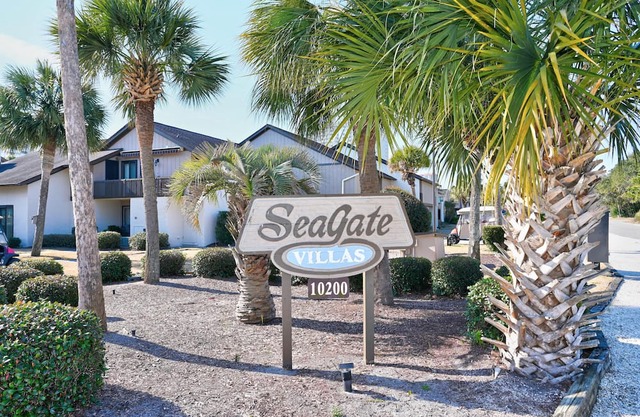 Seaside Escape in Myrtle Beach: Steps from beach!