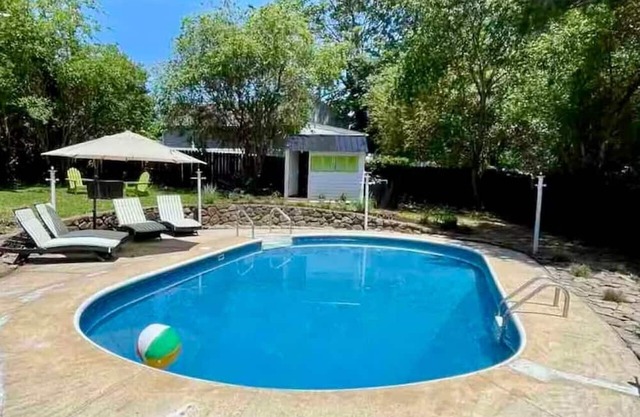 POOL + HOT TUB | Quaint Cottage in heart of LYH