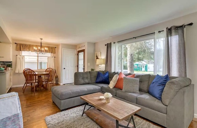 NEW! Ol’ Red- Downtown Coeur d'Alene Charmer- pet friendly!