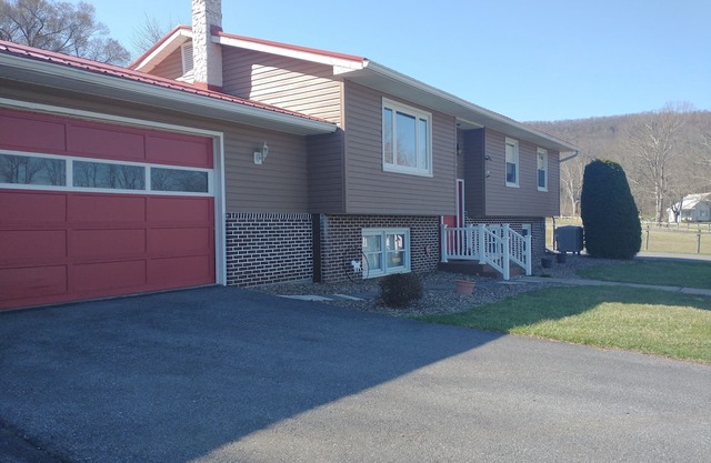 3-bedroom farmhouse in Bellefonte, 4 miles from Beaver Stadium