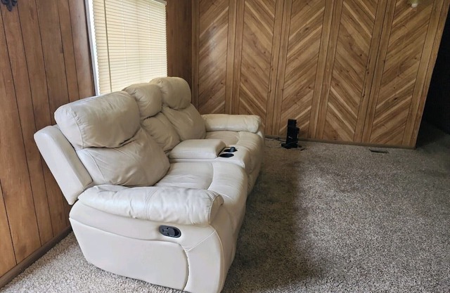 Charming 2-bedroom mobile home with WiFi, AC in welcoming Stinnett