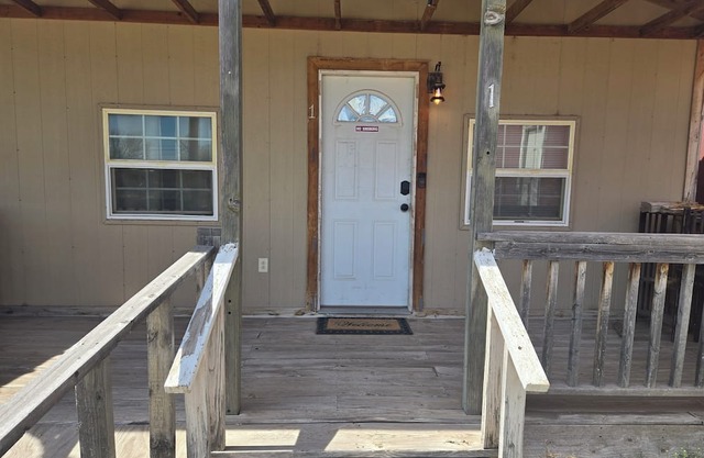 Cozy cabin with WiFi and AC in small town Stinnett