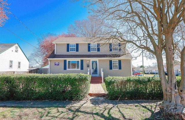 Sojourn Spacious Family Retreat with Fenced Backyard