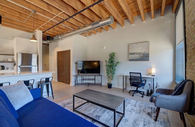 CW | 1 Bed | Walker's Point | Cream City | Luxury