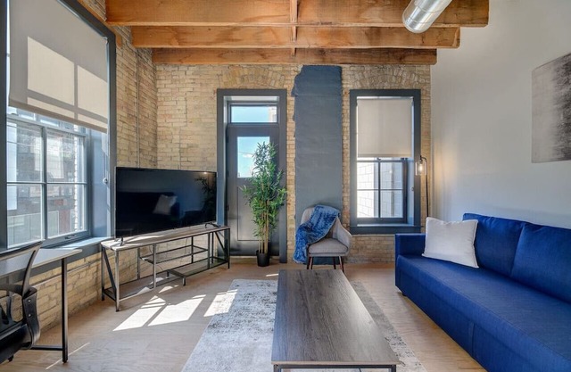 CW | 1 Bed | Walker's Point | Cream City | Luxury