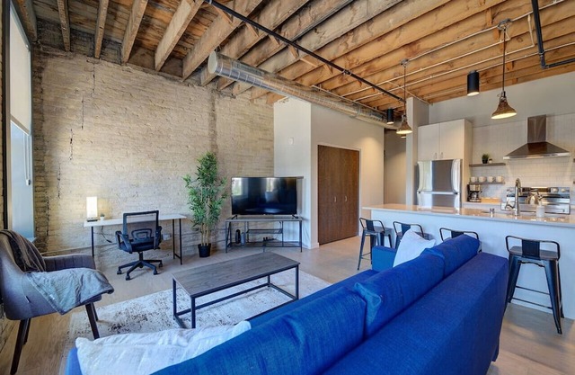 CW | 1 Bed | Walker's Point | Cream City | Luxury