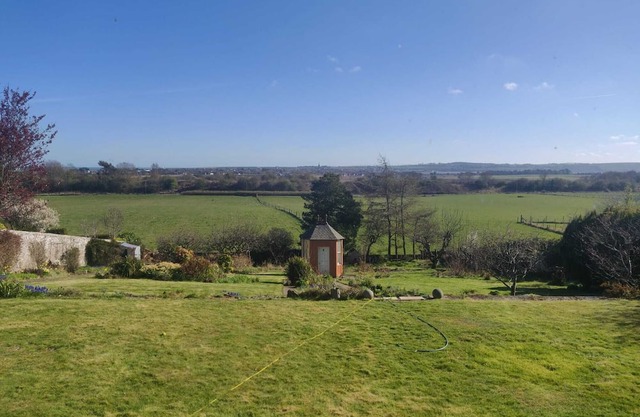 Beautiful period property with amazing views, spacious rooms and a large garden.