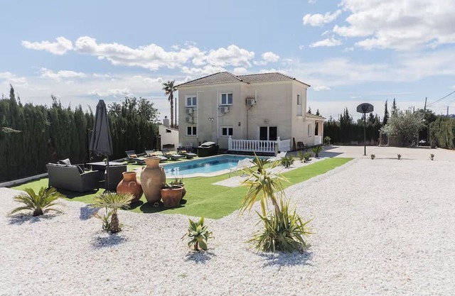 Luxury villa 20 min from Valencia