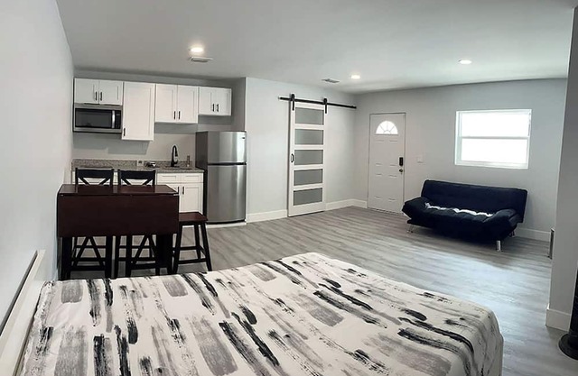 Cozy studio in Tampa, private, close to Tampa Airport, Stadium and stores.