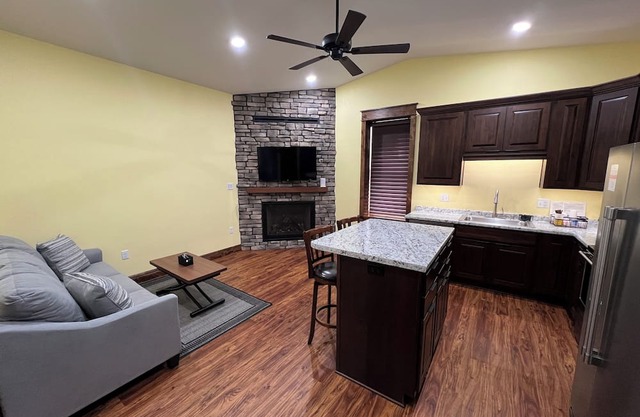 Business Stay Made Easy - Remodeled Downtown Apt w/Workspace