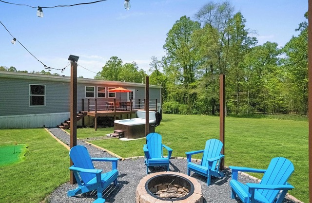 New River Escape -Game Room Hot Tub Fire Pit Yard Games Sleeps 10+