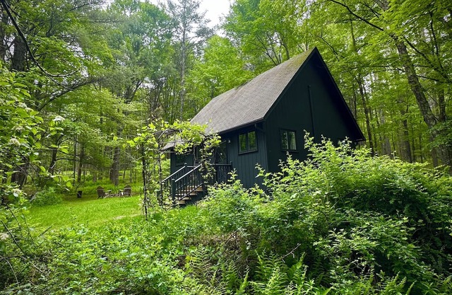 Cozy cabin on 17 acres of nature, with workspace, yoga deck, bbq and fire pit