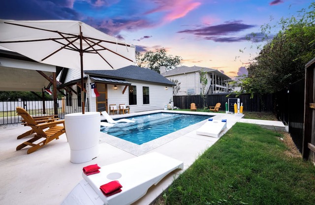 Luxury 2-bedroom Pool House in San Antonio