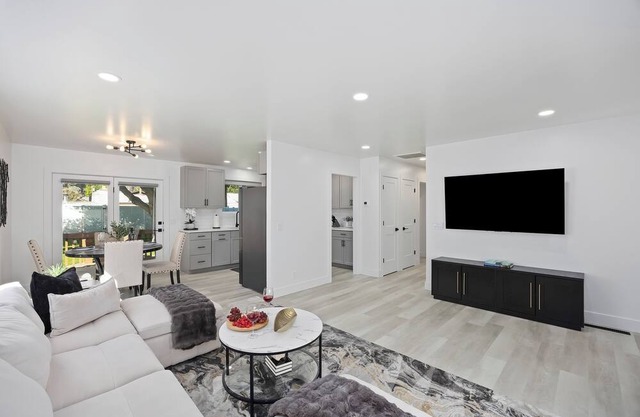 Luxury Modern Space A 2-bedroom townhome in Burley with all the amenities.