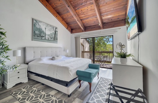 Lake House at Universal Studios Pet Friendly