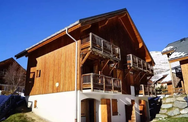 Residence Les Marmotes - Apartment in chalet near the slopes and ski school