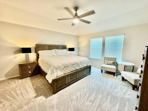 King Suite with Community Pool and Grill