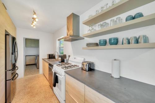 Coastal Comfort Haven: Newly Renovated, Near Beach