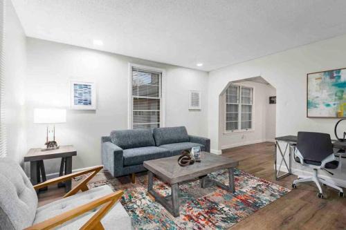 Spacious 4BR - Close to KU, Westport, Plaza