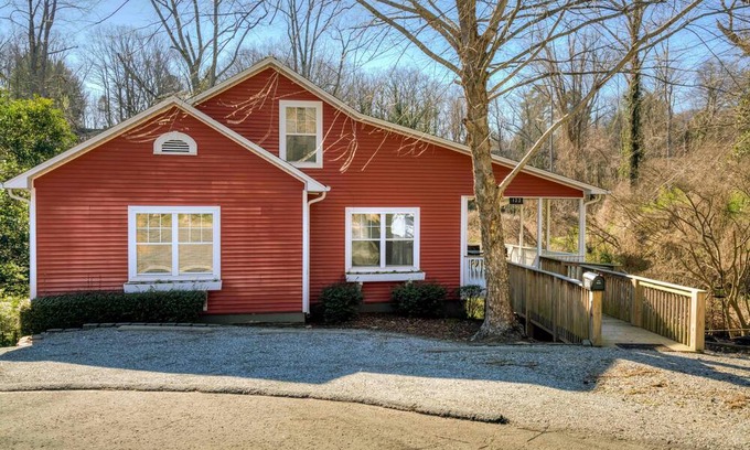 Lynn Apartment | Tryon Charming 2 bedroom . Pets welcome