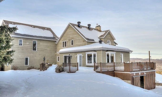 Baie-St-Paul House | Cozy Getaway w Stunning views, Hot Tub, 10min Ski