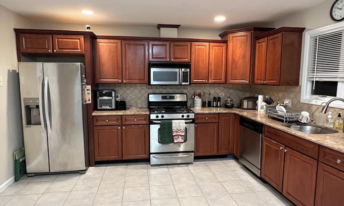 Palisades Park House | Cozy 1-bedroom only 20 minutes away from Manhattan. Not entire home.