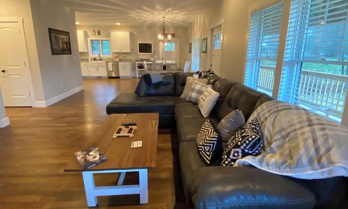 Penrose House | Close to trails & town but quiet and peaceful! Exceptionally clean 3br home