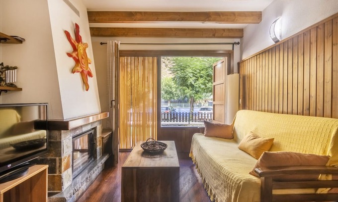 Esterri D'Aneu Apartment | Apartment 'Suites Spain Playa - Vaqueira' with Wi-Fi and Air Conditioning