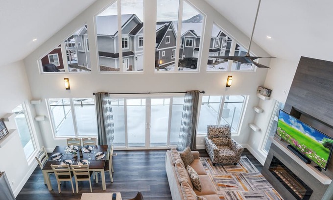 Central Okanagan Cottage | *SPACIOUS-STUNNING-FAMILY AND PET FRIENDLY, SHORT WALK TO MAIN AMENITIES AREA!