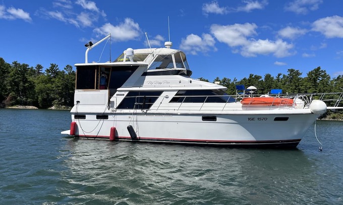 The Archipelago Boat Rental | Georgian Bay, Pointe au Baril, Hole in the Wall, YACHT, 2 Queen Suites, Sleeps 8
