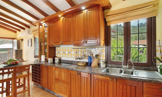 La Solana House | Vacation Home "Casa Lucas" with Mountain View, Pool, Wi-Fi, Garden & Terrace