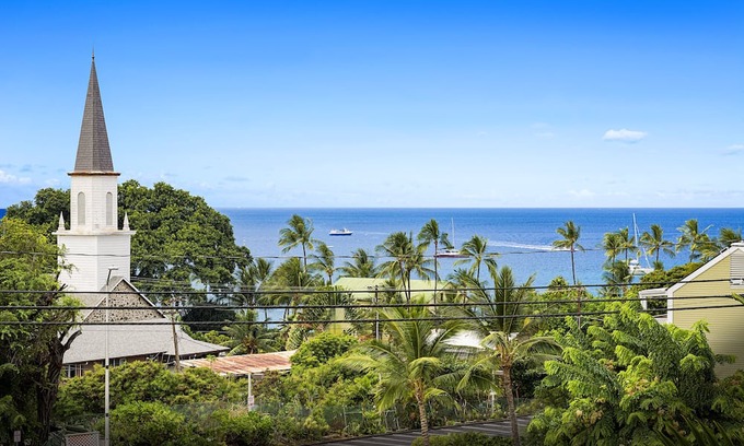 Historic Kailua Village Condo | Cozy Oceanview Unit w/AC & Shared Pool in the Heart of Kona Town: Kalanikai 306