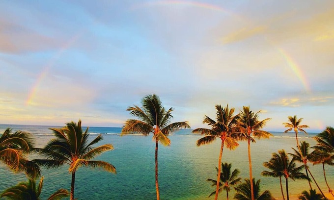 Punaluu Condo | Luxury Beachfront with Breathtaking views & AC