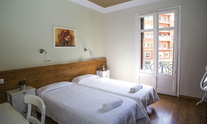 El Poble-sec Apartment | Special offer Elegant apartment in Paralel for 10 guests.