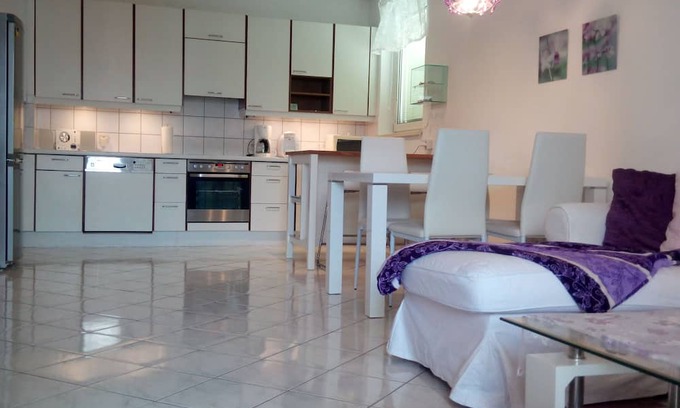 Wiener Neudorf Apartment | 90m2, TOP LOCATION, CLOSE TO VIENNA, QUIET, CLEAN, SECURE, CHEAP, SCS, WiFi