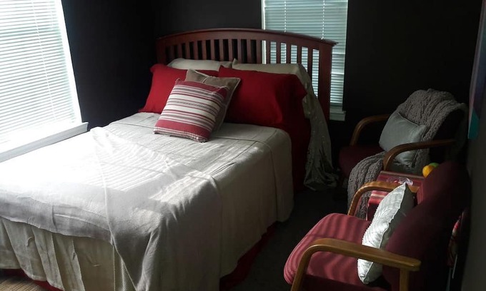 Austell House | HOLIDAY SPECIAL!!!!!! One room studio quarters!!!!