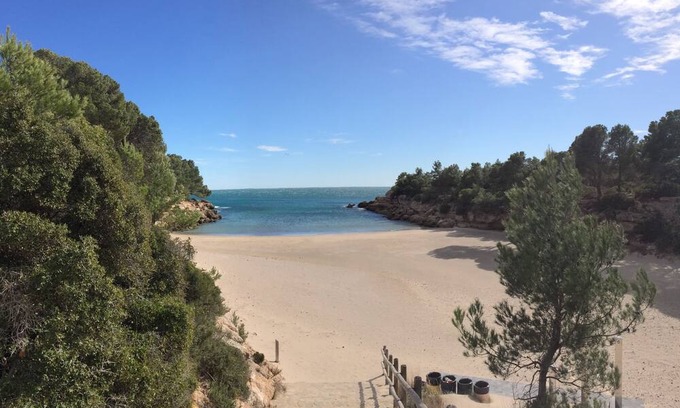 Calafat Villa | Air-conditioned villa 9/10 people in large fenced garden 150 m from the sea